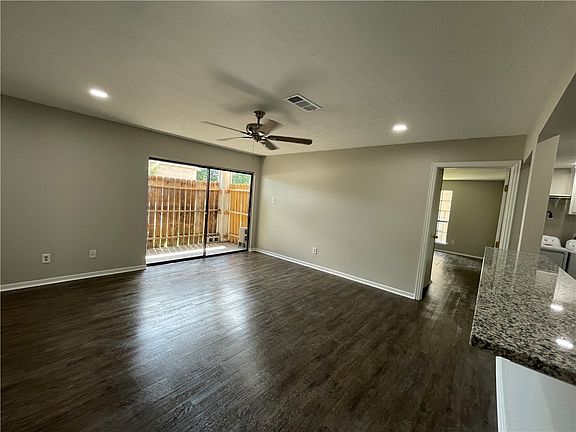 5th image of 1106 Autumn Cir APT B