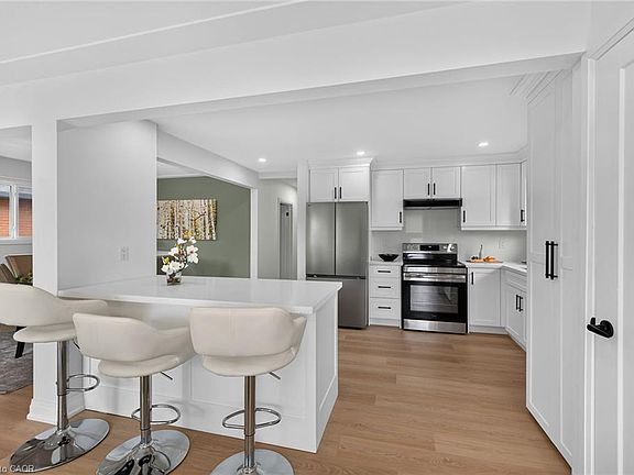 4th image of 40 Purdy Cres