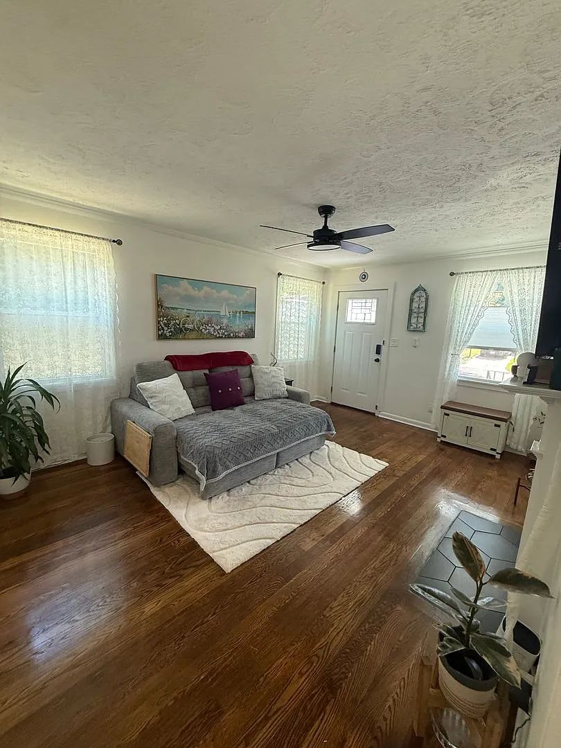 Charming (frunished) 2BR Savannah Bungalow with Fenced Yard — Photo 4
