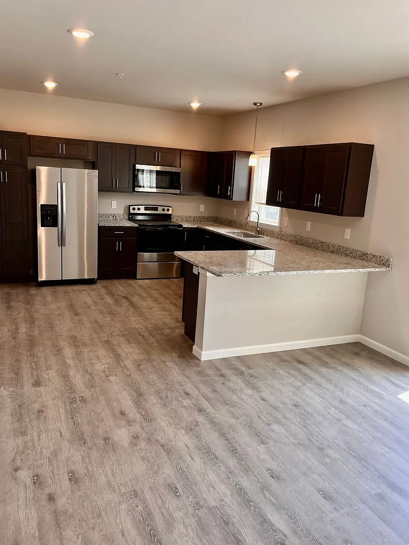 1Riverview Townhomes — Photo 2