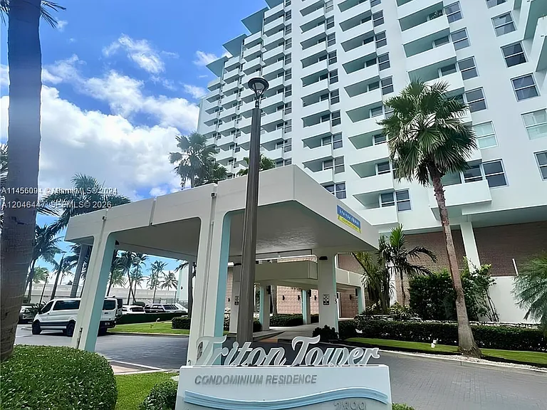2899 Collins Ave #905 — Photo 17