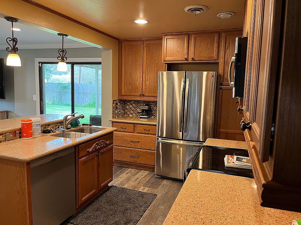 2nd image of 10183 Magnolia Ct