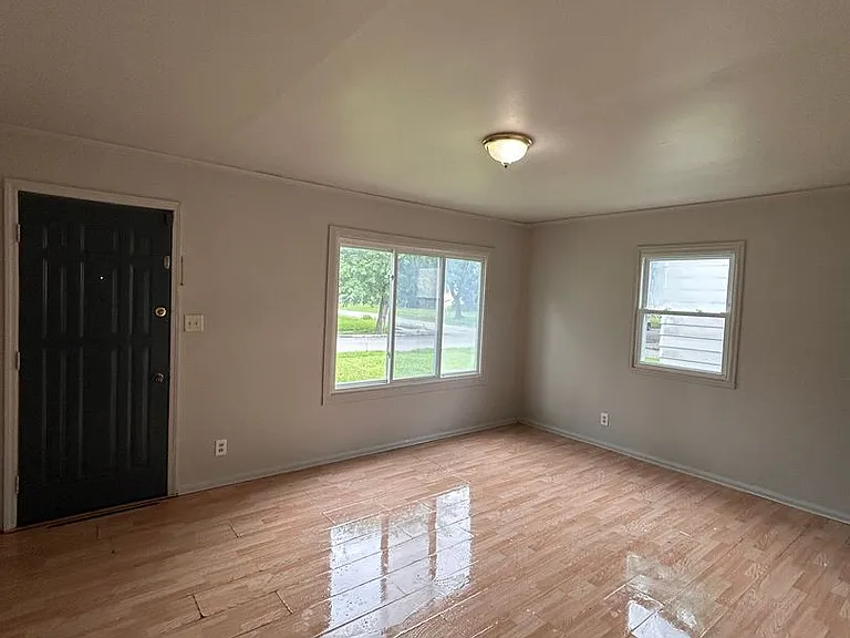 4505 S Park Dr — Photo 2