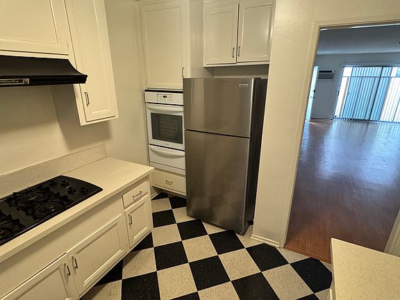 4th image of 432 S Barrington Ave APT 1