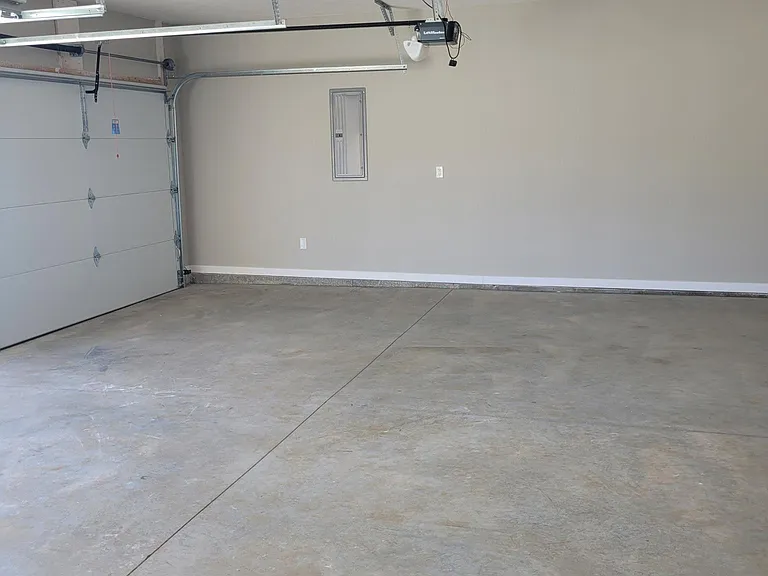 209 W Canterbury Ln — Photo 6