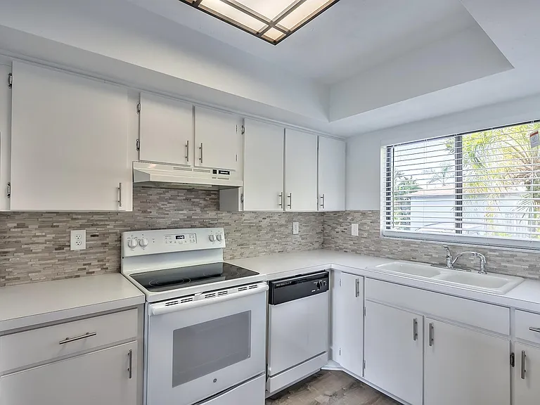 Bright and light kitchen perfect for Florida entertaining!