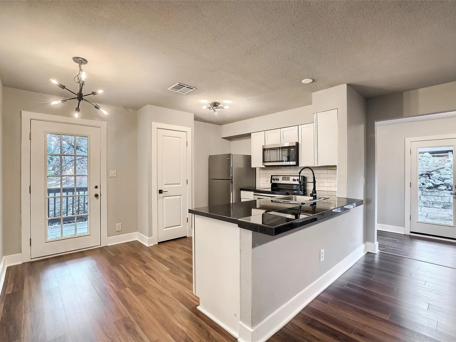 2 bed, 2.0 bath, 918 sqft, $1,475 — Photo 4