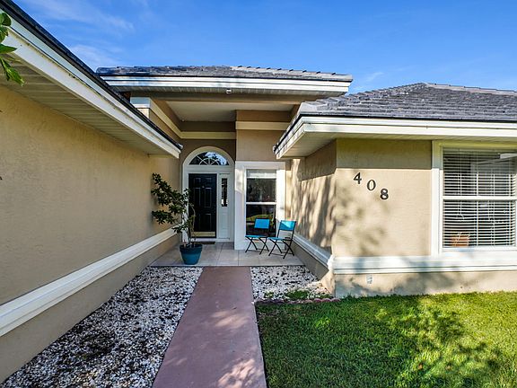 2nd image of 408 SW Redwood Cv
