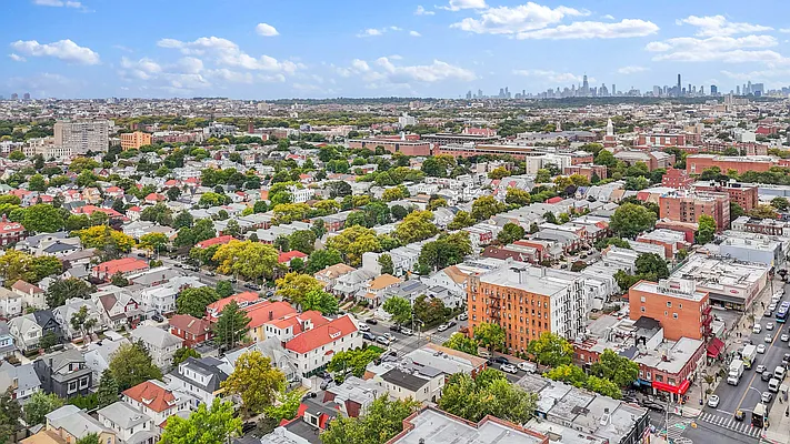 Sold by Mitra Hakimi Realty Group, LLC | media 18