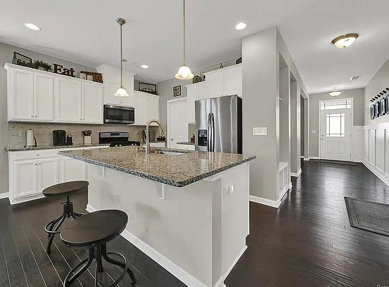 1422 Kings Grove Dr — Photo 4