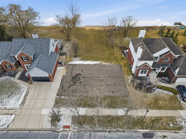 36566 N Pointe Dr, New Baltimore, MI 48047