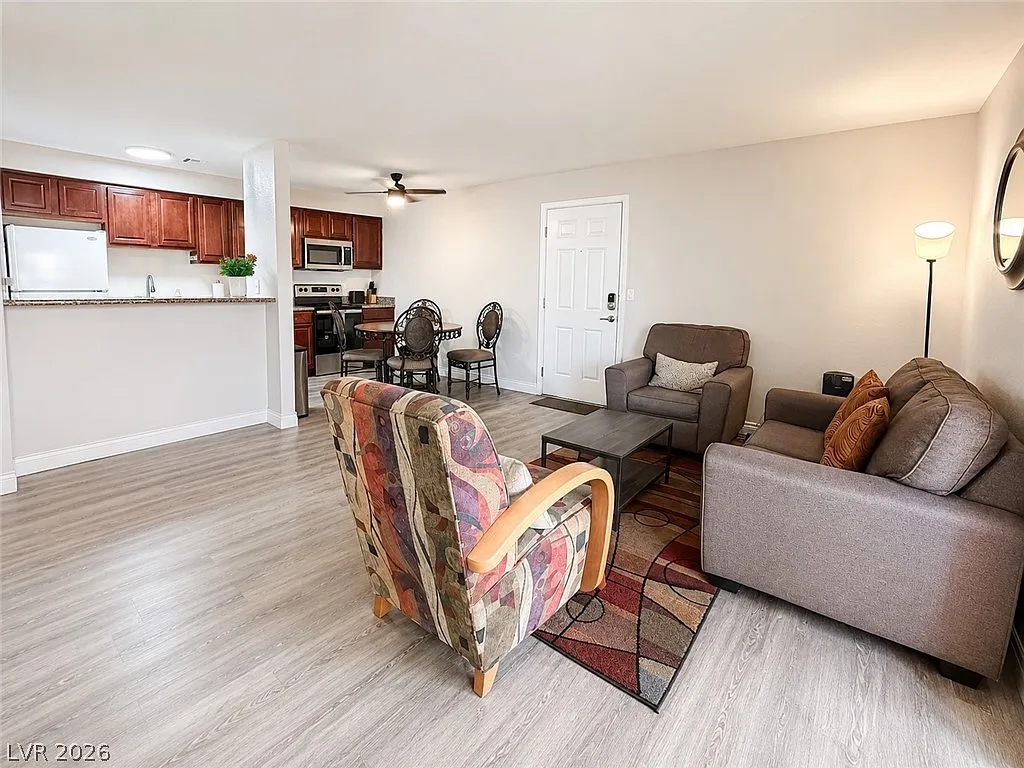 2 bed, 1.0 bath, 816 sqft, $1,300 — Photo 2