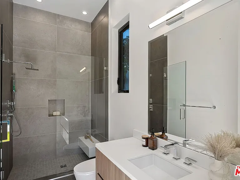 14812 Morrison St — Photo 41