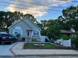 31 Ardmour Dr, Mastic, NY 11950