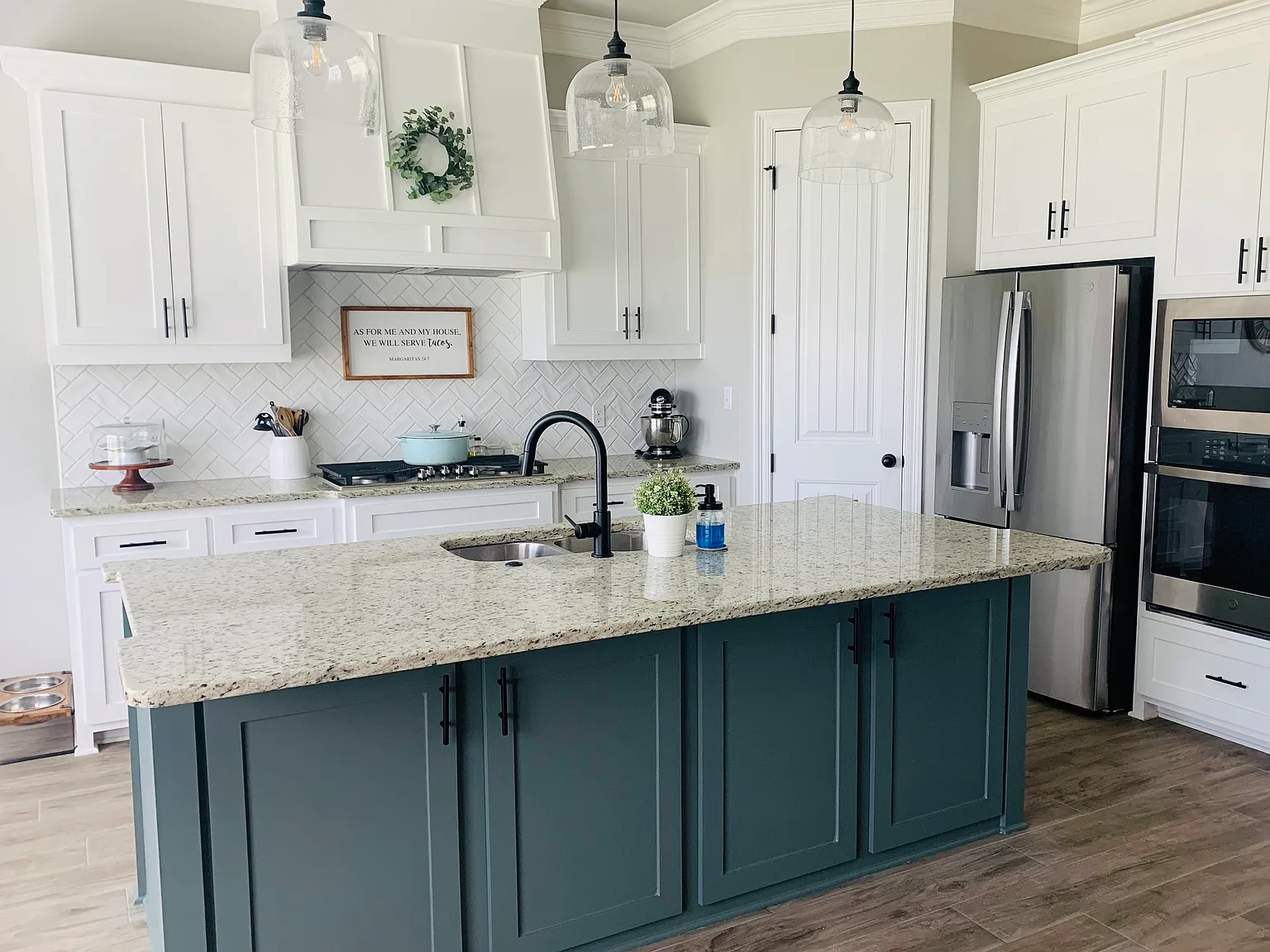 4 bed, 2400 sqft, $2,850 — Photo 4