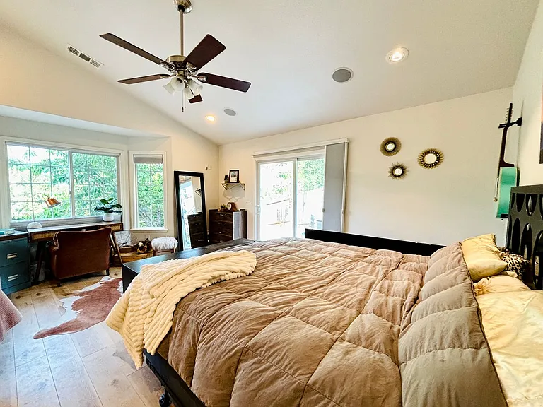 555 Reddington Dr — Photo 11