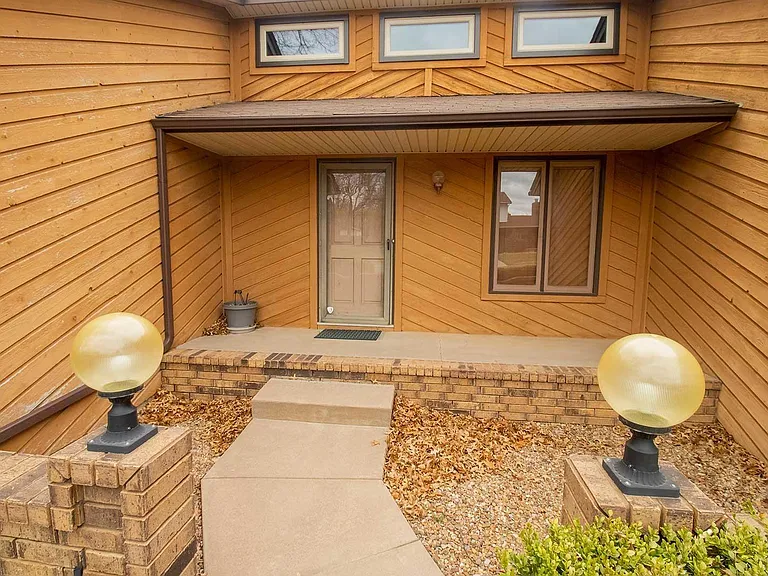 1511 N Lark Ln — Photo 2