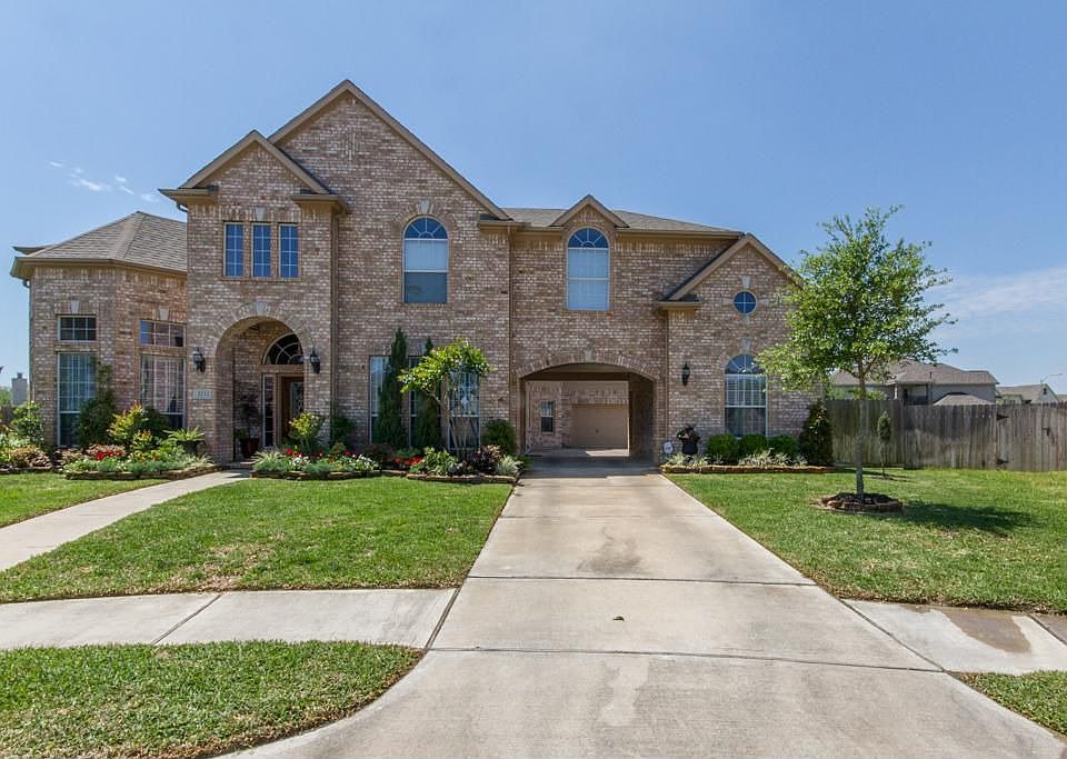 Beautiful Westin home on spacious lot (15,933 sq ft)