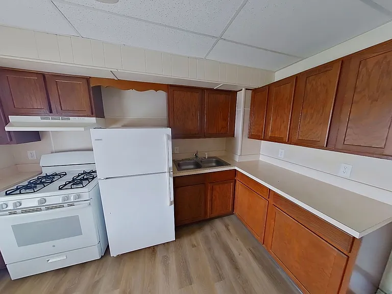 411 W Broadway St — Photo 2