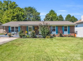 11 Pleasant Ridge Dr, Asheville, NC 28805