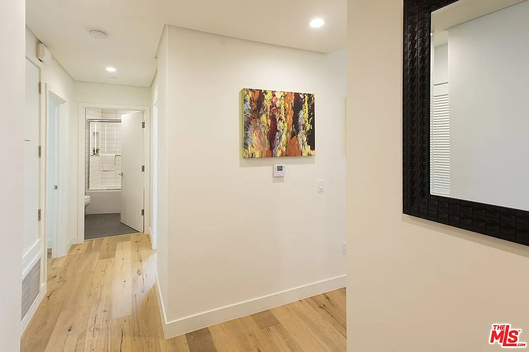 2 bed, 2.0 bath, 1135 sqft, $4,095 — Photo 2