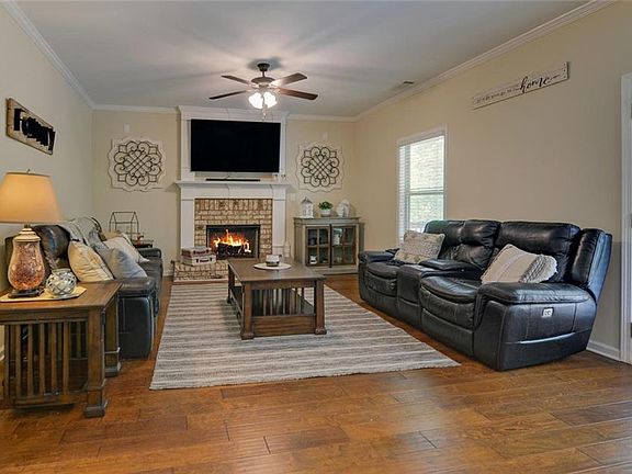 5th image of 207 Grand Oak Dr