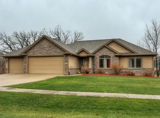 5616 Arbor Lake Dr, Pleasant Hill, IA 50327
