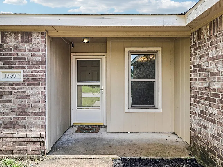 1309 Marlee Cir — Photo 4