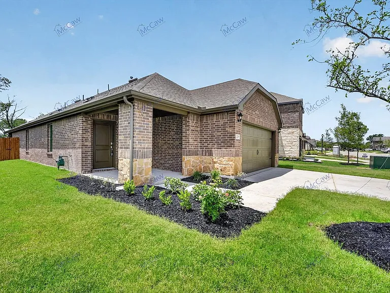 1209 Hopes Lake Dr — Photo 2