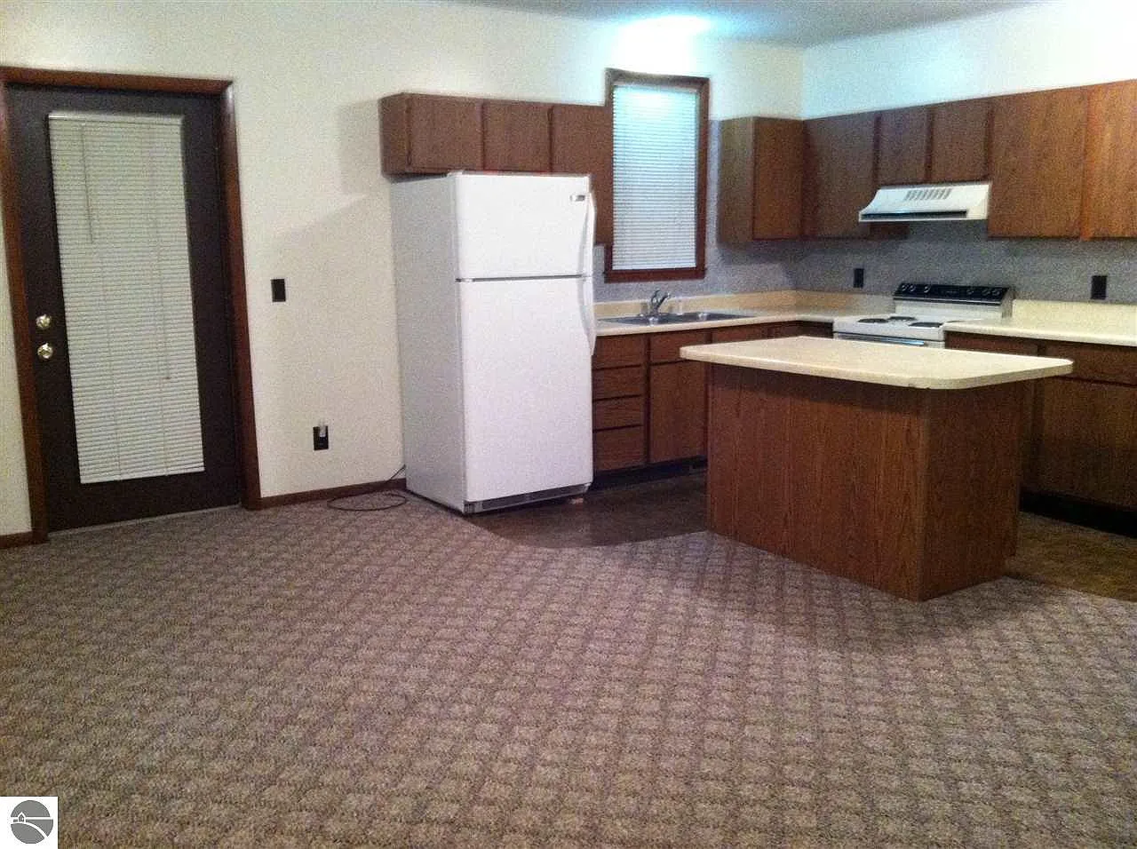 2185 Elizabeth St photo 1
