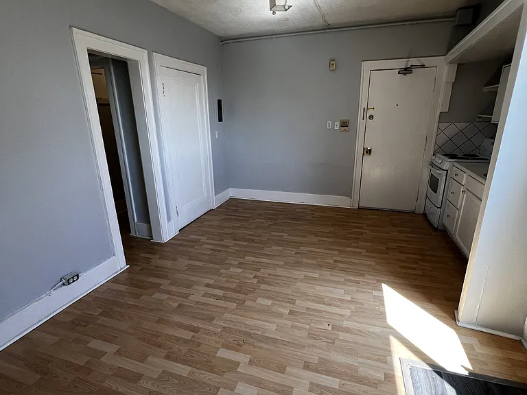 1441 Wyandotte St — Photo 3