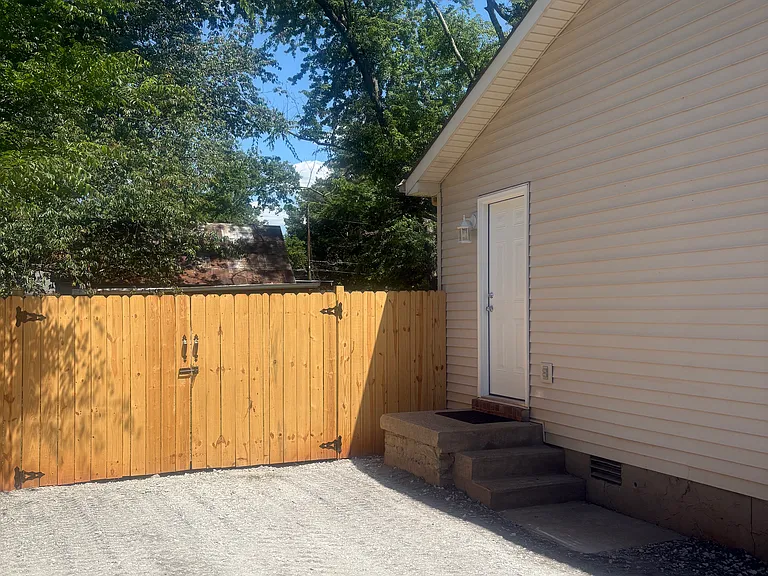 1039 N Lakeshore Dr — Photo 17