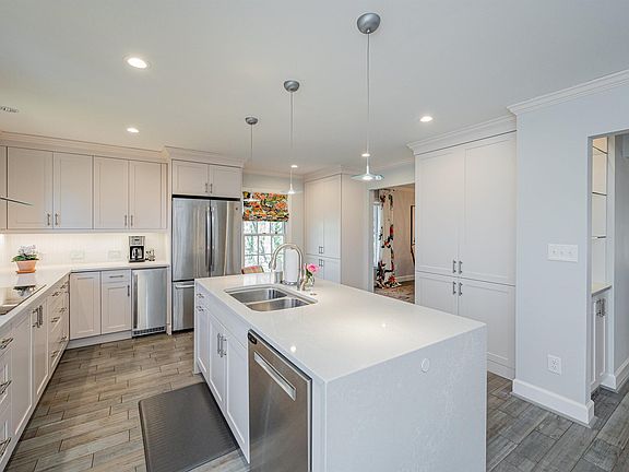 3rd image of 2100 Fox Valley Cir