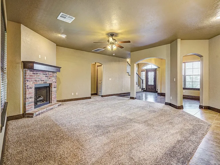 905 Samantha Ln — Photo 12