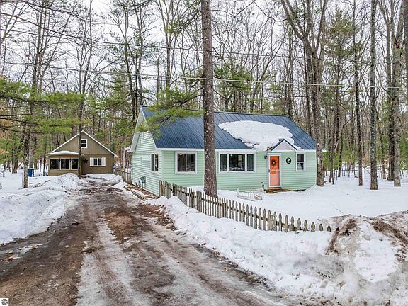 3rd image of 8868 Park Ln