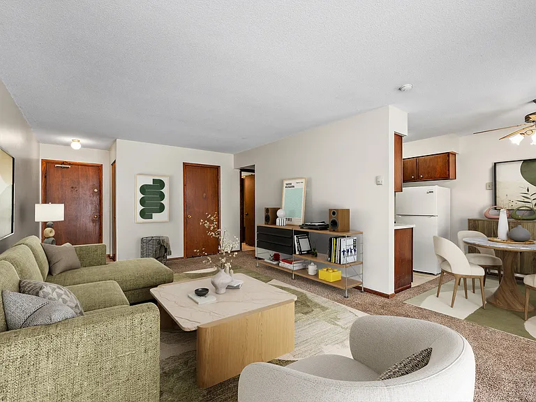 Kings Manor Apartments — Photo 3