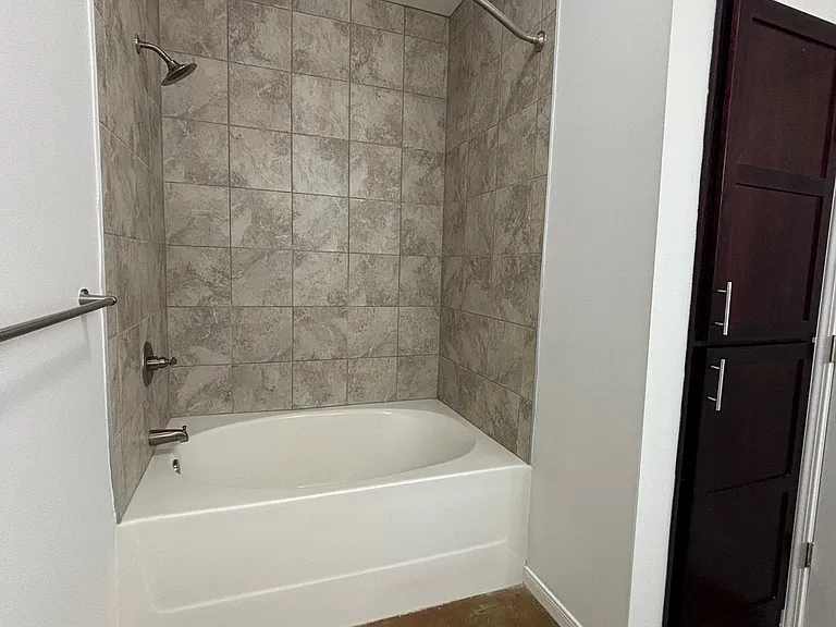 Renaissance Pointe Parkland Heights — Photo 16