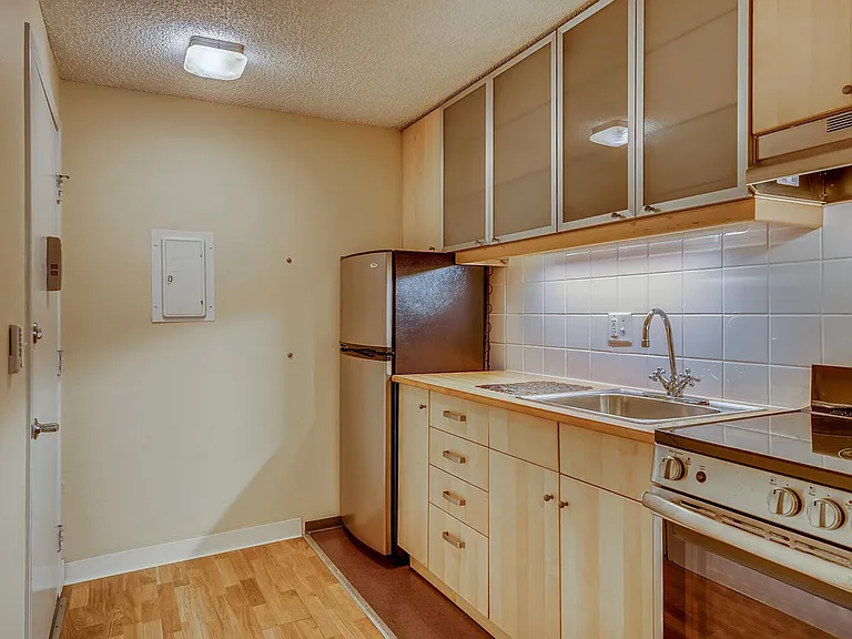 11 SW Curry St — Photo 1