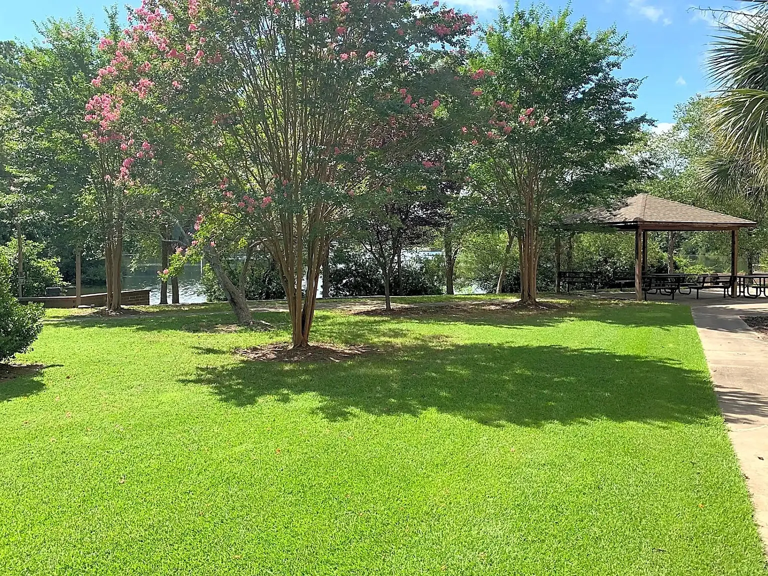 Lakeside Apartments — Photo 2