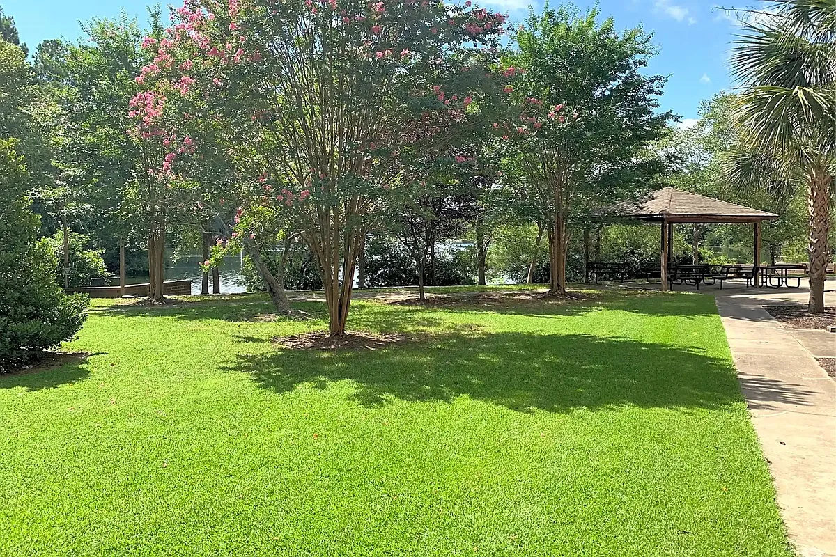 Building Photo - Lakeside Apartments