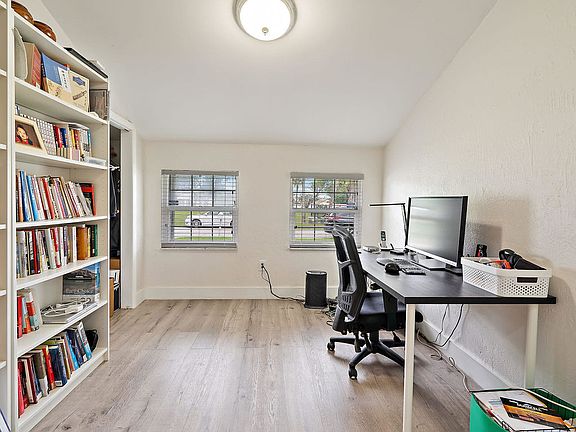 5th image of 4857 Foxwood Cir