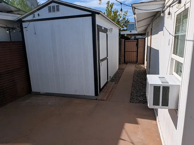 420 W Cheery Lynn Rd — Photo 8