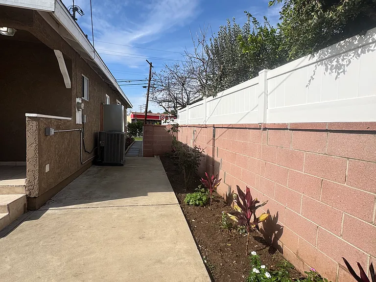 528 N Placentia Ave — Photo 48