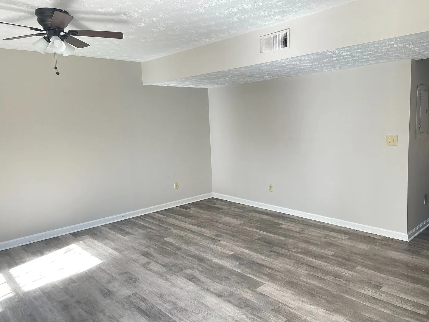 Spacious 2 Bedroom/2 Bath Townhome — Photo 4