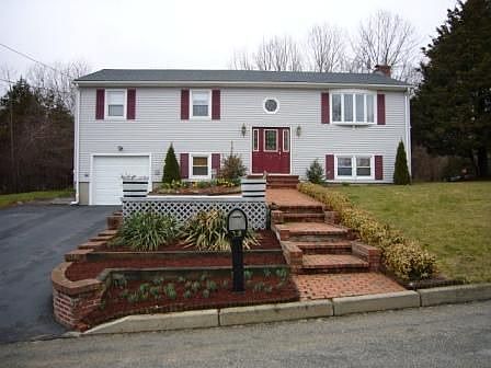 Exterior Front/Walkway