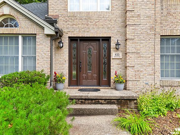 2nd image of 835 W Grand Oak Dr