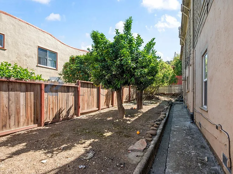 1613 Pomona Ave — Photo 17