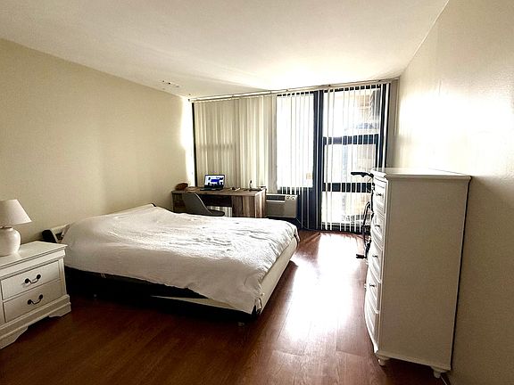 4th image of 2605 S Indiana Ave Unit 1008