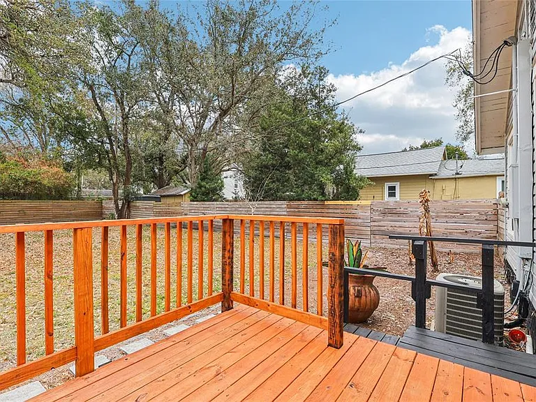 137 E Grant St — Photo 26