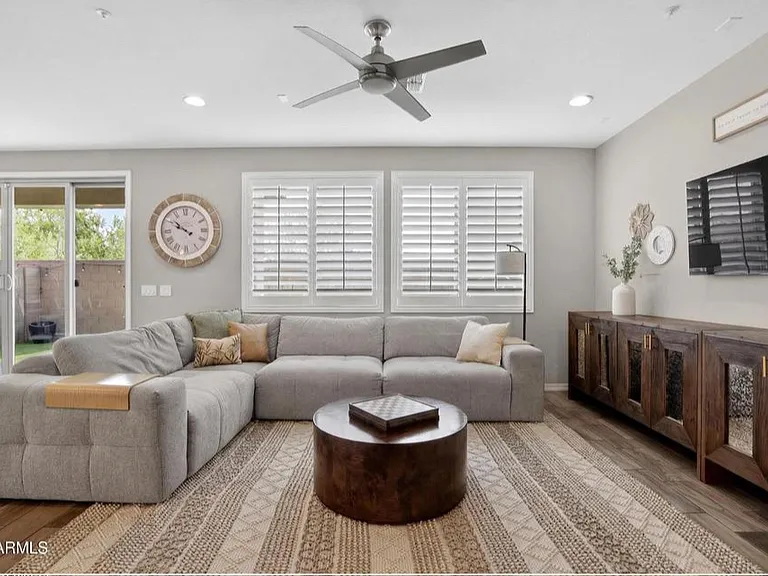 2419 W Gloria Ln — Photo 15